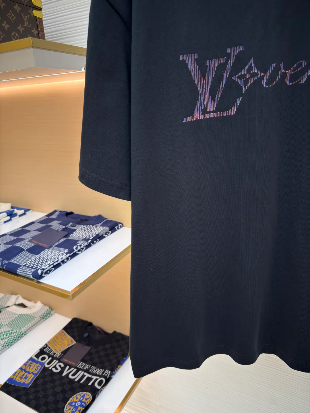 LOUIS VUITTON sequin letter short sleeves ●Authentic product: Purchased and developed by 8989 ●Item number: 1680196-A00 ●Fabric: single yarn compact fine cotton ●Technology: wool washed ●Version: fitted version ●Weight: about 310 grams ●Size: S-M-L-XL ●Description: Made of combed cotton fabric, 100% cotton, the fabric is custom-woven and dyed, the upper body is supple, and the sequined embroidered letters make the garments gorgeous, high-end, brand-element, colorful, and the first choice for contemporary young people. The heavy-duty sequin embroidery uses imported embroidery machines, YB has consistent positioning, and is three-dimensional and full! There are requirements for the machine, the sequins are tightly arranged and orderly, loose version, the same style for men and women!